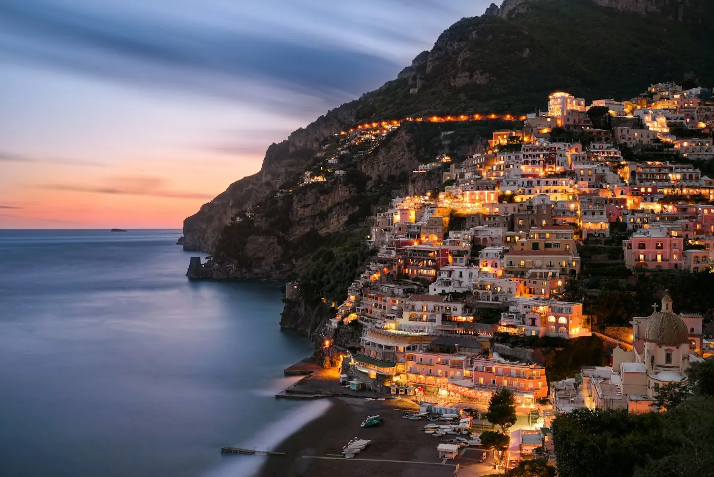Positano iluminada à noite na Costa Amalfitana